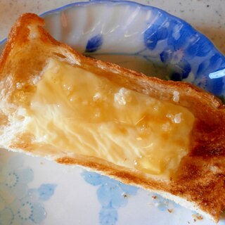キヌアのせハニーチーズトースト